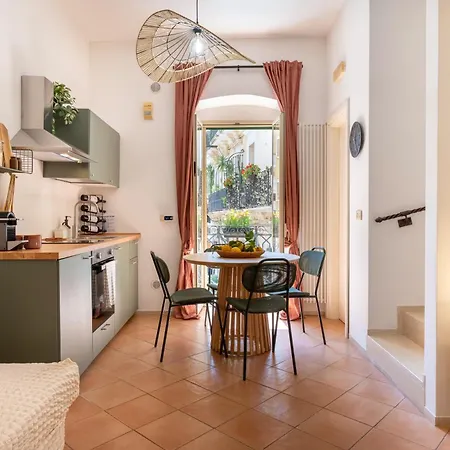 Palazzo Dama - Live Like A Local In Vecchia Apartment *