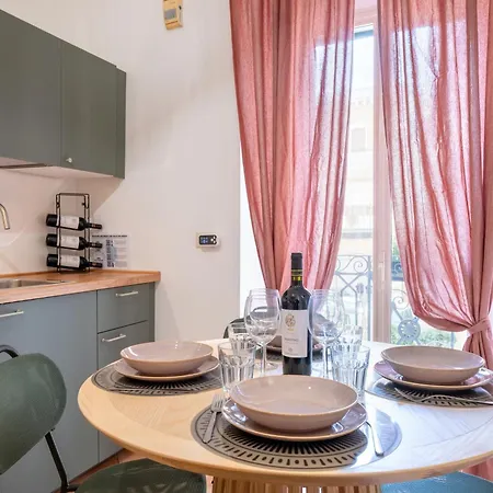 Palazzo Dama - Live Like A Local In Vecchia Apartment *
